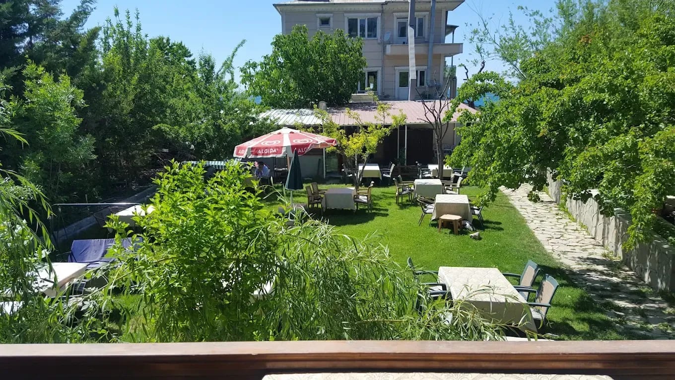 Altınsu bahçesindeki masaların ve ağaçlarla çevrili çim alanın yukarıdan görünümü